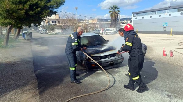 Φωτιά σε αυτοκίνητο στο κέντρο της Ερέτριας - Άμεση επέμβαση εθελοντών και Πυροσβεστικής