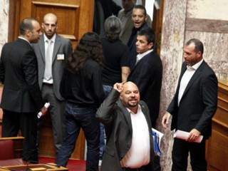 Aποχώρησε με μπινελίκια η Xρυσή Aυγή