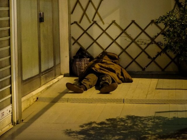Απίστευτο: Έκλεψαν από άστεγο την αναπηρική του σύνταξη