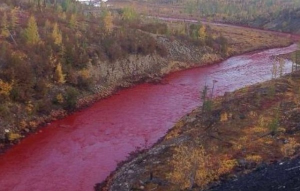 Το ποτάμι έγινε κατακόκκινο