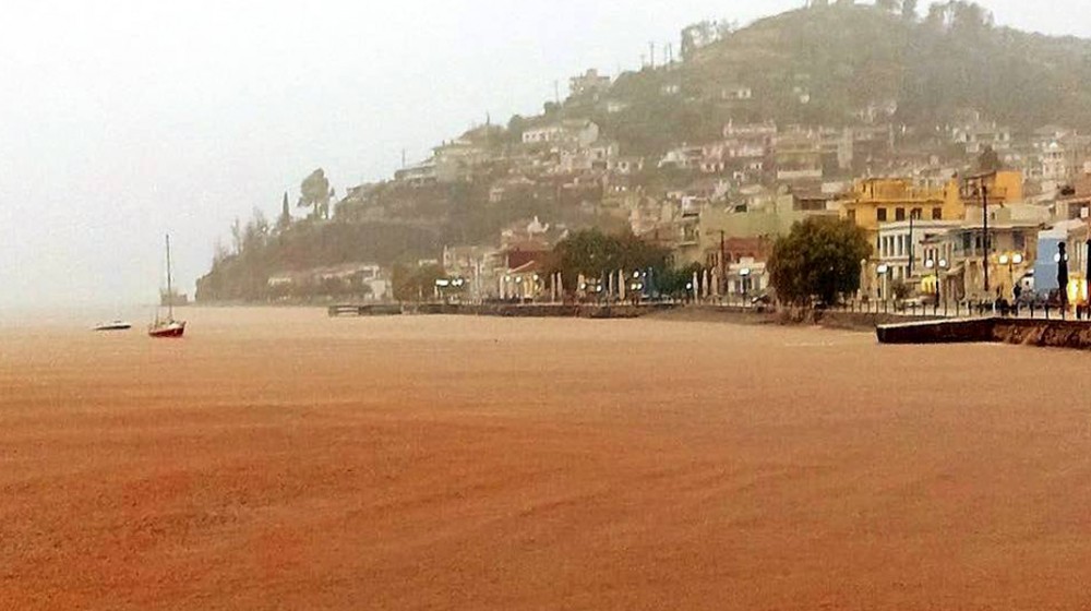 ΛΙΜΝΗ ΕΥΒΟΙΑΣ: Κοκκίνισε η θάλασσα από την λάσπη