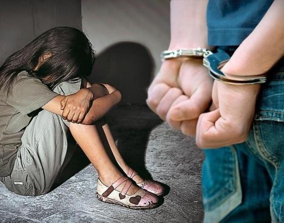 Γονείς άφηναν τον σπιτονοικοκύρη να βιάζει την κόρη τους για να μην πληρώνουν ενοίκιο