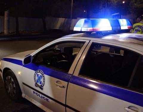 Εκαναν στάση στην εθνική οδό και τους έκλεψαν το αυτοκίνητο