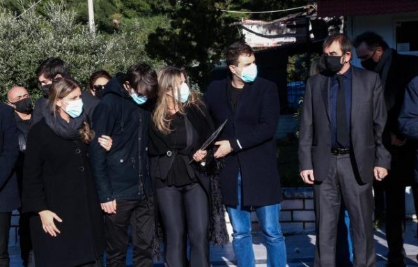 ΚΗΔΕΙΑ ΒΑΛΥΡΑΚΗ: Τραγική φιγούρα η χήρα του- Υποβασταζόταν από τα παιδιά της