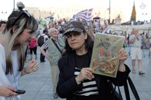 Δεν θα μπορούσε να λείπει η Λουκά από το Σύνταγμα