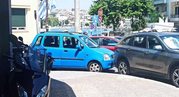 ΧΑΛΚΙΔΑ: Παράνομο παρκάρισμα πάνω σε στροφή και σε διάβαση αναπήρων