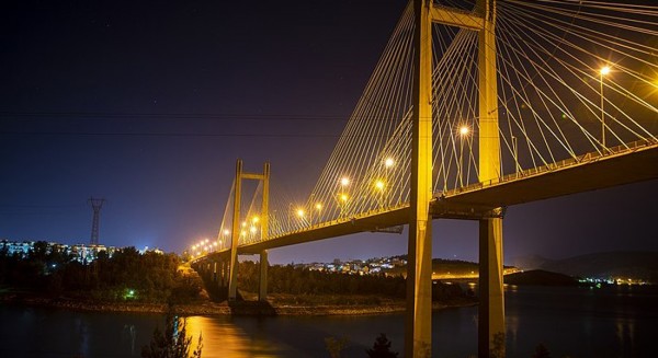 ΘΡΙΛΕΡ ΣΤΗ ΧΑΛΚΙΔΑ: Ανήλικος απειλούσε να πέσει από την υψηλή γέφυρα