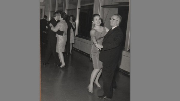 ΧΑΛΚΙΔΑ- ΡΕΤΡΟ: Μία πασίγνωστη Χαλκιδέα χορεύει με τον πατέρα της σε Χριστουγεννιάτικο χορό στο ξενοδοχείο Λούσυ