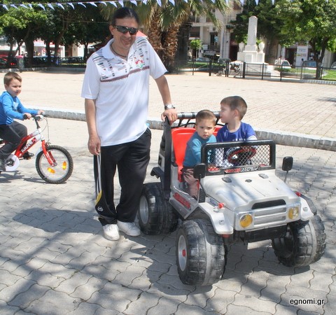 Η καλύτερη διασκέδαση είναι να παίζεις με τα παιδιά σου