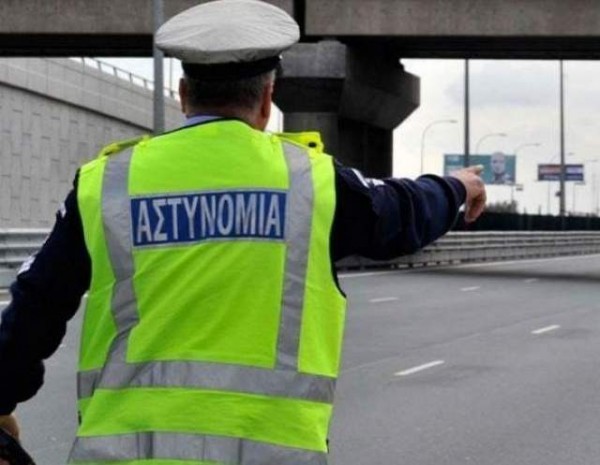 Παρίστανε τον αστυνομικό της Tροχαίας και εξαπατούσε πολίτες - Τους ζητούσε μέχρι και 90.000 ευρώ