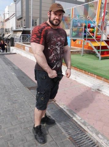 Άντρας του θανάτου με κορμί φονικό όπλο