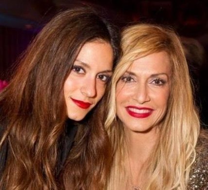 Η μεταμόρφωση της Σοφίας Καρβέλα σε ...Αννα Βίσση
