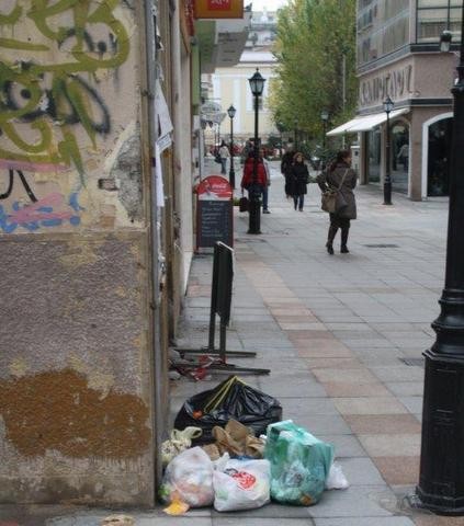 Γέμισε σκουπίδια ο πεζόδρομος της Αβάντων