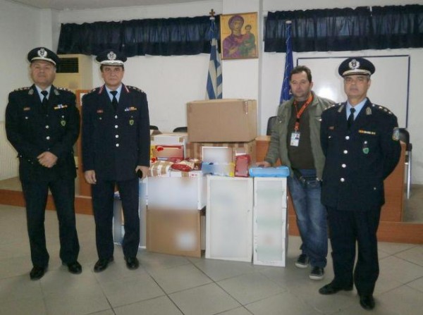 ΧΑΛΚΙΔΑ: Οι αστυνομικοί προσφέρουν αγαθά στο Χαμόγελο του παιδιού