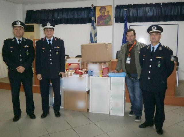 ΧΑΛΚΙΔΑ: Οι αστυνομικοί προσφέρουν αγαθά στο Χαμόγελο του παιδιού