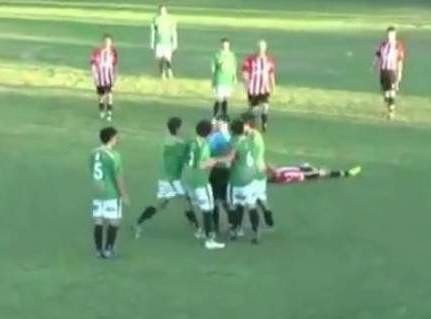 Ποδοσφαιριστής καλύτερος και από πυγμάχο (VIDEO)