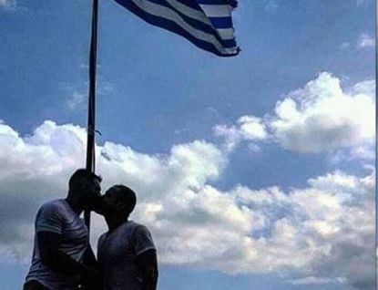 Αξιωματικός της αστυνομίας γιόρτασε την 28η Οκτωβρίου με ένα φιλί στον σύντροφό του, μπροστά στην ελληνική σημαία