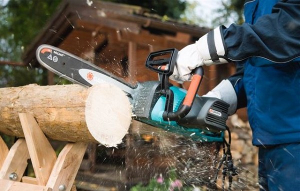 ΤΡΑΓΩΔΙΑ: Εκοβε ξύλα, του έφυγε το αλυσοπρίονο και του έκοψε τον λαιμό