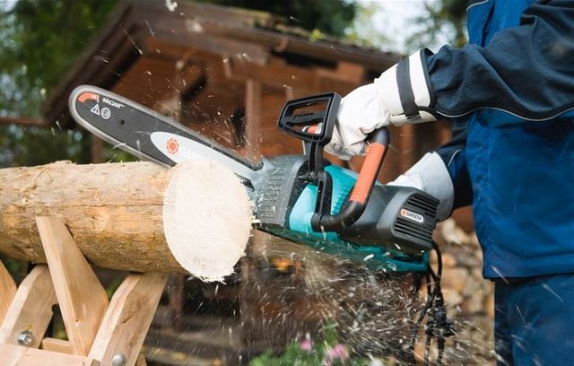 ΤΡΑΓΩΔΙΑ: Εκοβε ξύλα, του έφυγε το αλυσοπρίονο και του έκοψε τον λαιμό