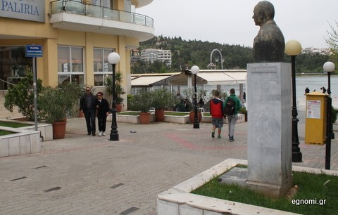 Το άγαλμα του Σκαρίμπα στην πλατεία του Καμάρα!