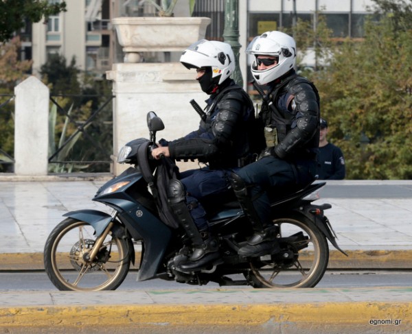 ΚΟΡΩΝΟΪΟΣ: Άνδρες της ομάδας ΔΡΑΣΗ κυνηγούν νεαρούς που κάνουν πατίνι (VIDEO)