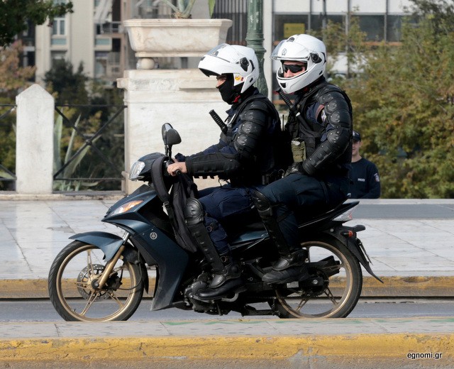 ΚΟΡΩΝΟΪΟΣ: Άνδρες της ομάδας ΔΡΑΣΗ κυνηγούν νεαρούς που κάνουν πατίνι (VIDEO)