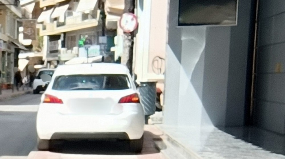 ΧΑΛΚΙΔΑ: Παρκάρισμα πάνω στο πεζοδρόμιο στην οδό Αβάντων