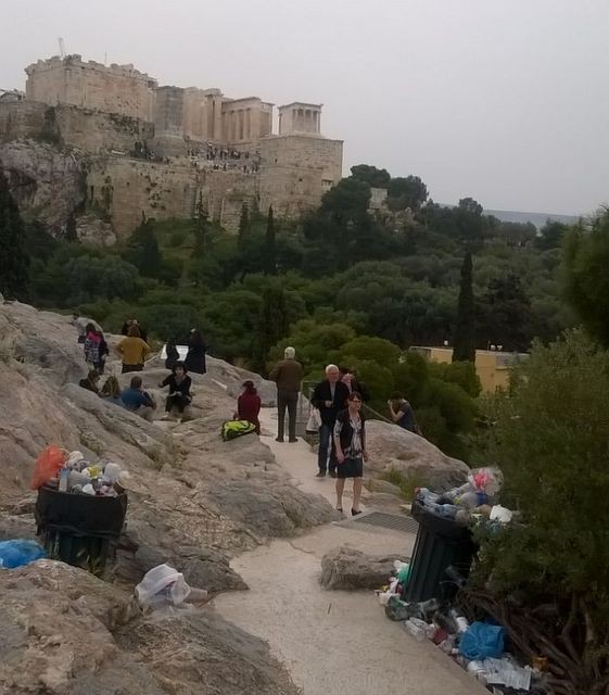 Mια Χαλκιδέα στην Ακρόπολη με τα σκουπίδια