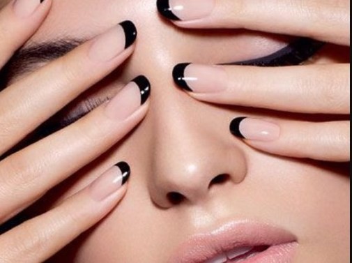 Αυτό το γαλλικό manicure αποτελεί την πιο hot τάση στα νύχια!