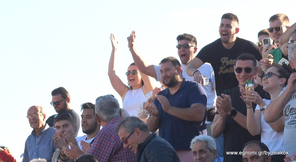ΚΑΘΕΝΟΙ-ΔΥΣΤΟΣ 4-2: Γκολ, πανηγυρισμοί και κλικ από την εξέδρα