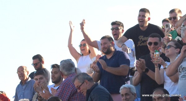 ΚΑΘΕΝΟΙ-ΔΥΣΤΟΣ 4-2: Γκολ, πανηγυρισμοί και κλικ από την εξέδρα