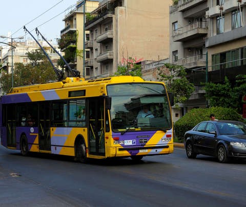 Τρόλεϊ με επιβάτες έπεσε πάνω σε φορτηγό στο κέντρο της Αθήνας