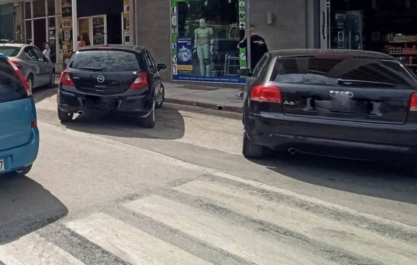ΧΑΛΚΙΔΑ: Παράνομο παρκάρισμα πάνω στη διάβαση πεζών στη λεωφόρο Βενιζέλου