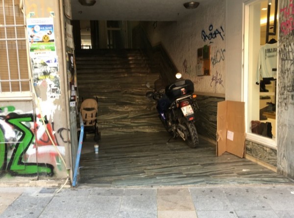 ΧΑΛΚΙΔΑ: Απίστευτο θράσος μοτοσικλετιστή- Κόντεψε να παρκάρει την μηχανή του μέσα στο Ληξιαρχείο