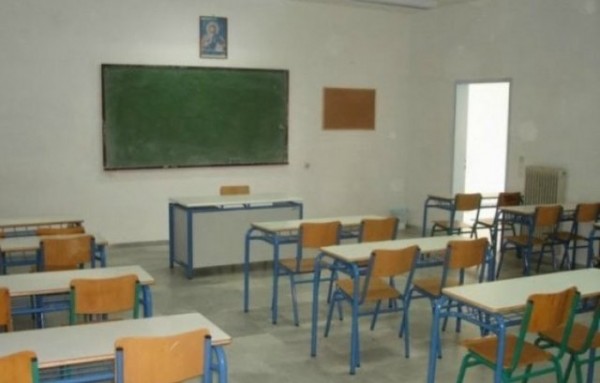 Δάσκαλος κλείδωσε μαθητές στην τάξη, τους πετούσε βιβλία και τους έβριζε