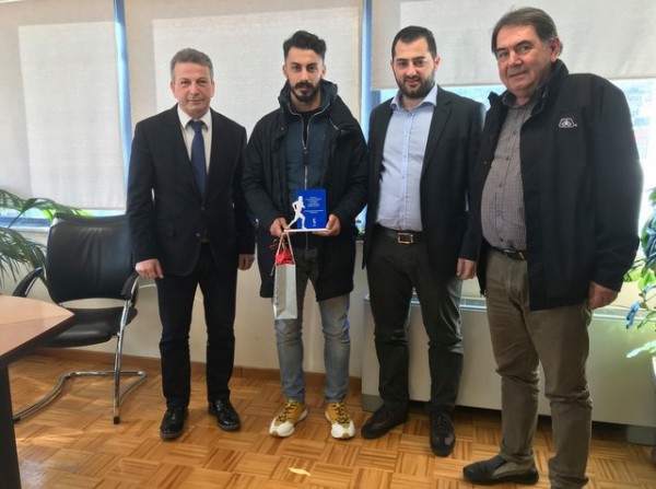 Τον Στερεοελλαδίτη Μαραθωνοδρόμο Κώστα Γκελαούζο βράβευσε o Φάνης Σπανός
