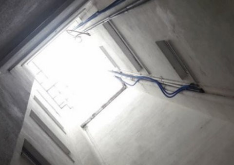Νεαρό αγόρι έπεσε σε φωταγωγό πολυκατοικίας