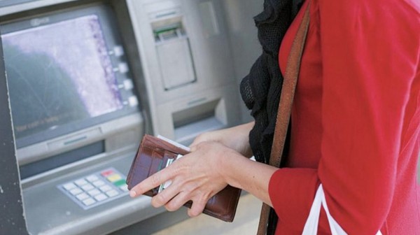 ΣΤΕΡΕΑ ΕΛΛΑΔΑ: Με την απειλή μαχαιριού λήστεψε γυναίκα μόλις έκανε ανάληψη από ΑΤΜ