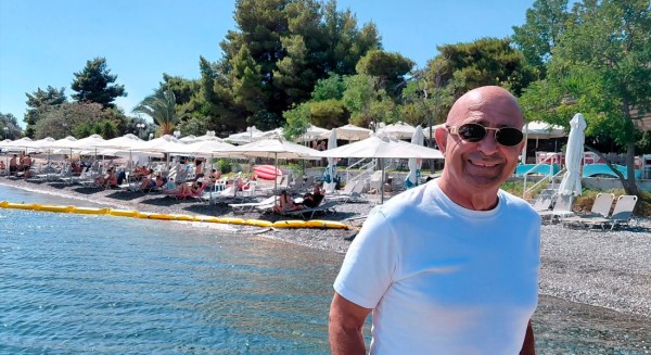 Λάκης Μπριόλας: Η ψυχή της παραλίας Κοχύλι στη Λίμνη!