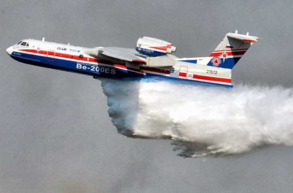 Φωτιές: Ο πιλότος του Beriev επιχειρούσε, ενώ καιγόταν το σπίτι του (VIDEO)