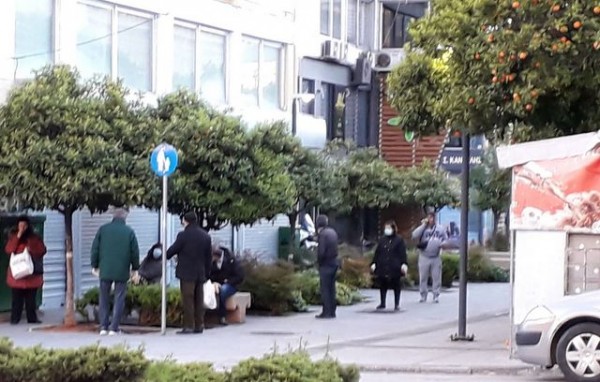 ΧΑΛΚΙΔΑ: Ουρές έξω από τις Τράπεζες από τις 7:30 το πρωί