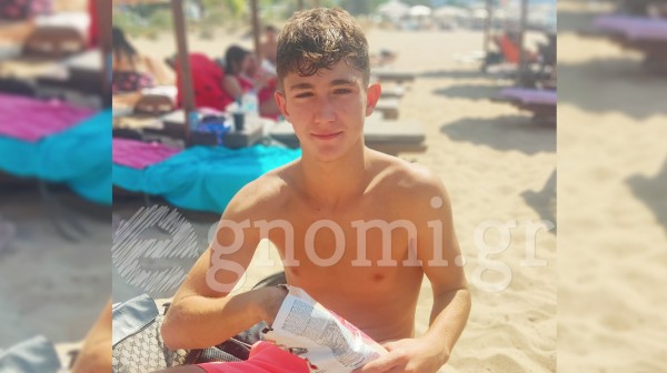 Απολαμβάνει τα πατατάκια του στην παραλία!