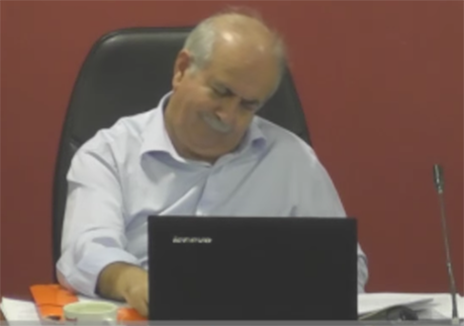Γκριμάτσες και αμηχανία Παγώνη όταν ο Καθαροσπόρης δηλώνει υποψήφιος δήμαρχος (VIDEO)