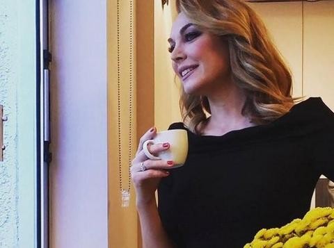 Ήπιε τον καφέ της στην παραλία της Χαλκίδας το Σάββατο η Τατιάνα Στεφανίδου