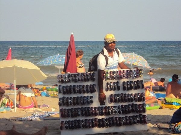 Συνελήφθησαν τρεις παράνομοι μικροπωλητές στην παραλία της Ερέτριας