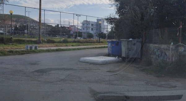 ΚΑΜΑΡΕΣ - ΧΑΛΚΙΔΑ: Πέταξαν στρώμα στον δρόμο