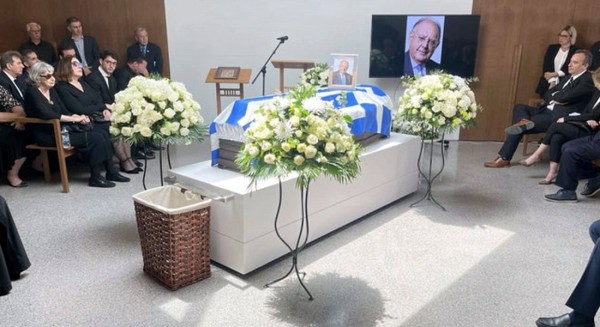 Θεόδωρος Πάγκαλος: Στη Ριτσώνα ο τελευταίος αποχαιρετισμός με τραγούδι του Καζαντζίδη -Ποιοι πήγαν