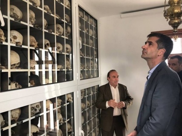 Στο Μαυσωλείο θυμάτων του Διστόμου ο Μπακογιάννης