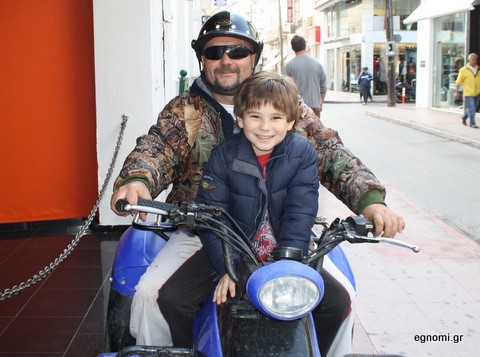 Με το μπαμπά του στη γουρούνα