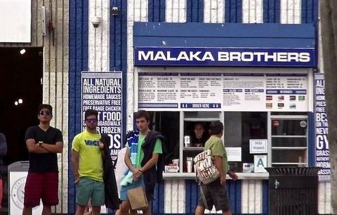 Βρήκαν την κατάλληλη επιγραφή για το ψητοπωλείο τους (VIDEO)